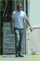 charlie-hunnam-lunch-with-friends-30.jpg