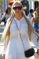 amanda-bynes-gets-fashionable-for-a-shopping-trip-03.jpg