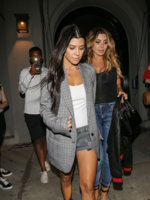 Kourtney+Kardashian+outside+Craig+Restaurant+thqREbzwS-fx.jpg