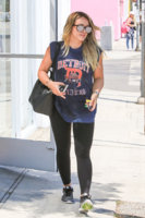 Hilary+Duff+out+and+about+T-Of9hh2jsnx.jpg