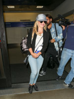 Sarah+Michelle+Gellar+at+LAX+DedKMMElMyGx.jpg