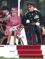 Queen+Elizabeth+II+Queen+Attends+King+Troop+_zgzgNY6Xcxl.jpg