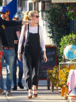 Kirsten+Dunst+runs+errands+LA+cDb4rA6aAG6x.jpg