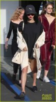 selena-gomez-takes-break-from-amas-rehearsal-for-lunch-05.jpg