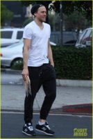 charlie-hunnam-lets-out-laugh-06.jpg