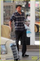 charlie-hunnam-stocks-up-on-bottled-water-at-gas-station-01.jpg