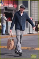 charlie-hunnam-new-years-eve-groceries-01.jpg