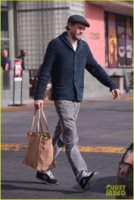 charlie-hunnam-new-years-eve-groceries-08.jpg