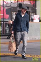 charlie-hunnam-new-years-eve-groceries-11.jpg