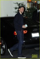 charlie-hunnam-flashes-smile-01.jpg