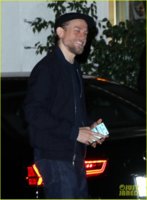 charlie-hunnam-flashes-smile-02.jpg