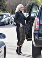 Gwen+Stefani+out+and+about+r-J3XNaHv7Dx.jpg