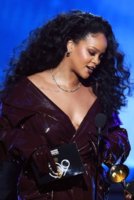 Rihanna_Grammys (1).jpg