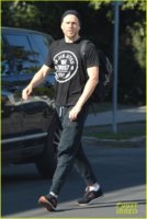 charlie-hunnam-looks-buff-heading-to-rehearsal-in-la-03.jpg