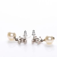 chanel-crystal-pearl-cc-drop-earrings-silver-03ns.jpg