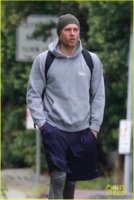 charlie-hunnam-kicks-off-his-day-at-the-gym-03.jpg