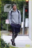 charlie-hunnam-kicks-off-his-day-at-the-gym-08.jpg