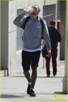charlie-hunnam-kicks-off-his-day-at-the-gym-24.jpg