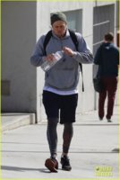 charlie-hunnam-kicks-off-his-day-at-the-gym-25.jpg