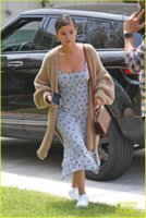 selena-gomez-heads-to-chuch-easter-01.jpg
