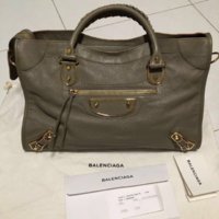 balenciaga_classic_metallic_edge_city_1519048999_1ab46c6d.jpg