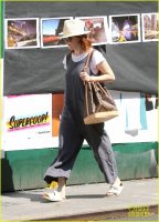 julianne-moore-sports-grey-jumpsuit-during-break-from-after-the-wedding-filming-01.jpg