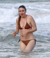 5136178-6287663-Beach_beauty_G.jpg