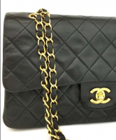 My first Chanel bag! This is the Vintage Puffy Bag #chanelbag #chanelh