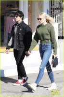 joe-jonas-and-fiancee-sophie-turner-go-house-hunting-in-la-03.jpg