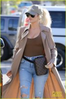 khloe-kardashian-kourtney-kardashian-kanye-for-president-hat-38.jpg