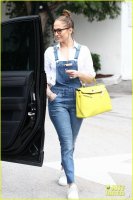 jennifer-lopez-rocks-overalls-for-lunch-in-miami-03.jpg