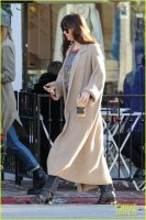 dakota-johnson-grabs-coffee-before-heading-to-a-meeting-01.jpg
