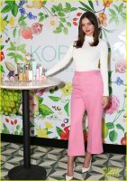 miranda-kerr-visits-kora-organics-pop-up-shop-at-the-grove-01.JPG