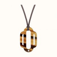attelage-pendant--052952FC00-crop-2-300-0-579-579_b.jpg