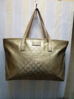 gucci_imprime_monogram_medium_tote_champagne_1550699312_59fb01f3.jpg
