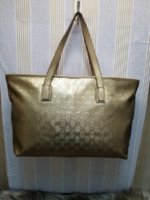 gucci_imprime_monogram_medium_tote_champagne_1550699312_1557601d.jpg