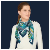 la-patisserie-francaise-scarf-90--003336S 06-worn-6-50-0-1920-1920_b.jpg