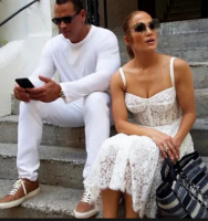 jlo with my gucci sunglasses.PNG