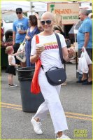 selma-blair-does-some-shopping-at-t-he-farmers-market-01.jpg