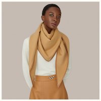cachemire-et-cuir-double-face-losange-large-model--768094S 02-worn-2-50-0-579-579_b.jpg