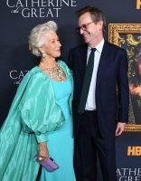 Helen+Mirren+Los+Angeles+Premiere+New+HBO+8wp58WcQC1Ix.jpg