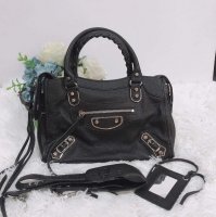 balenciaga_1572597560_735ab8d9_progressive.jpg