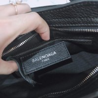 balenciaga_1572597561_6fc2792d_progressive.jpg