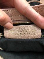 兩款尺寸、三種背法：Louis Vuitton 簡約新手袋已經成為時髦女生下一個目標！ - POPBEE