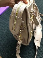 兩款尺寸、三種背法：Louis Vuitton 簡約新手袋已經成為時髦女生下一個目標！ - POPBEE