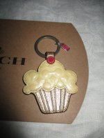 Cupcake charm 001.JPG