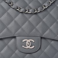 Chanel SF Grey Jumbo 2005 closeup.jpg