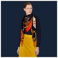 projets-carres-scarf-140--432300S 13-worn-6-50-0-830-830_b.jpg