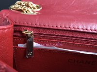 Chanel_19A_RedMini_Reissue_02.jpg
