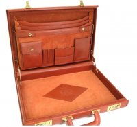 707-03_korea_ELADY01-briefcase-c.jpg